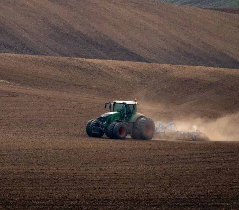 traktor jede po poli a práší traktor jede po poli a práší