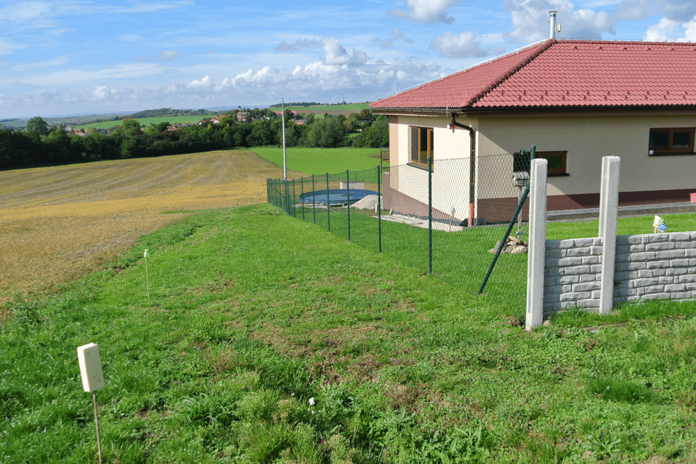 Aplikaci pesticidů v blízkosti rodinných domů