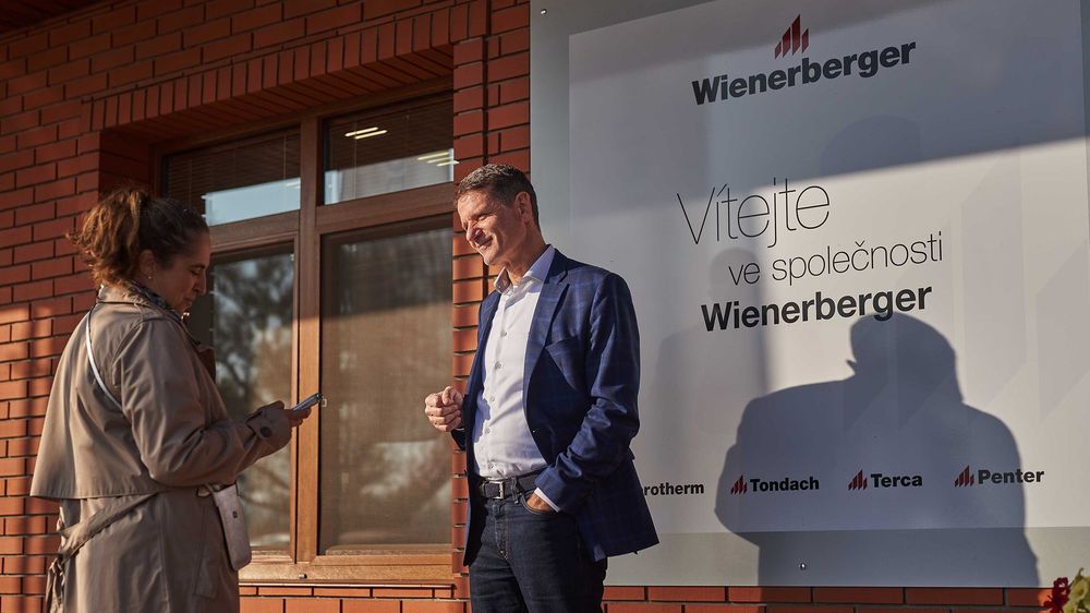 Kamil Jeřábek se Zuzanou Benešovou před cihelnou Wienerberger, foto: www.marekdvorak.com