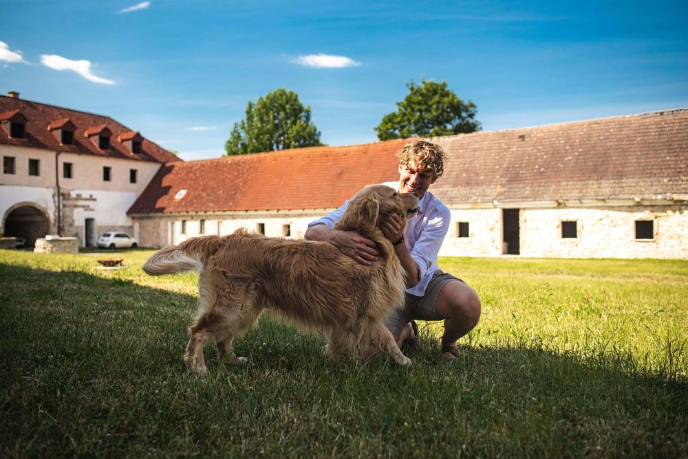 Erich Vodňanský na dvoře statku, foto: Foodpioneer