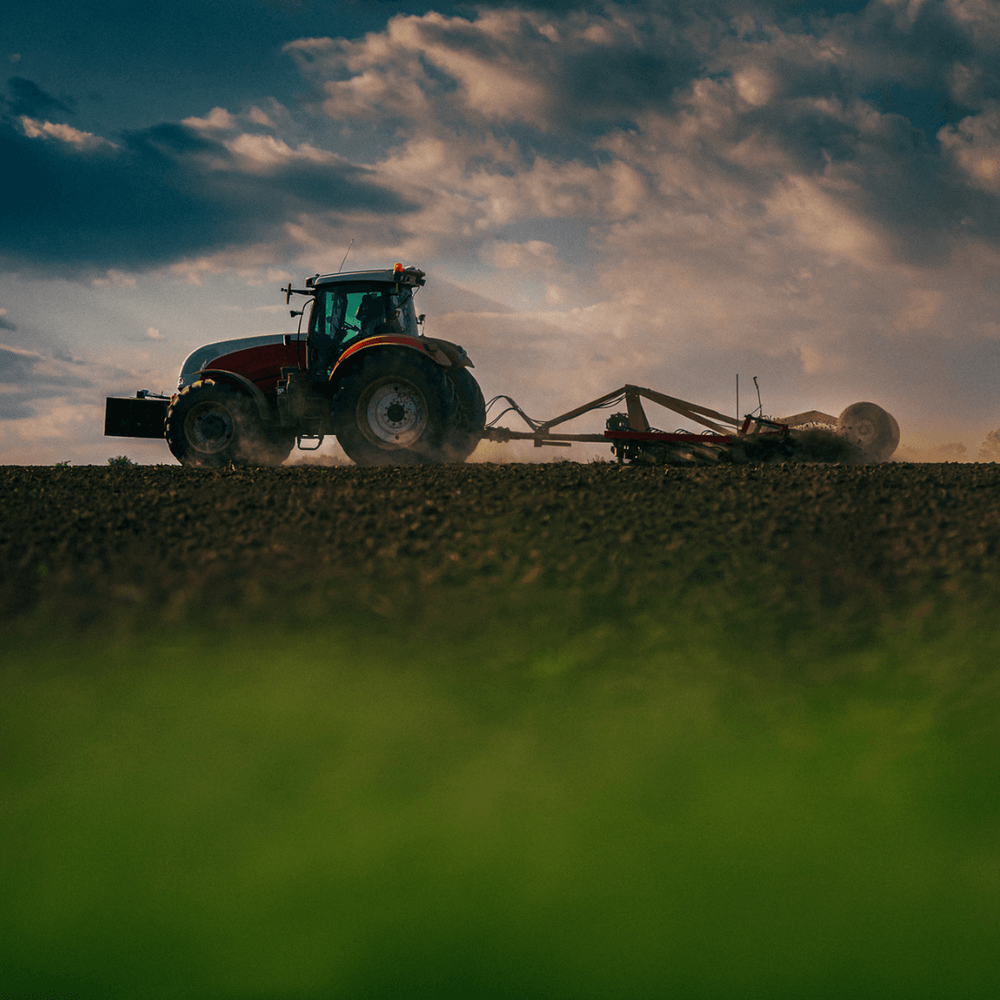 traktor jede po poli