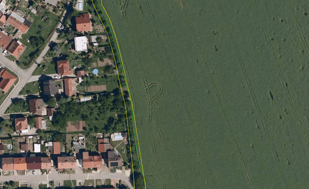 Pole vedle domů